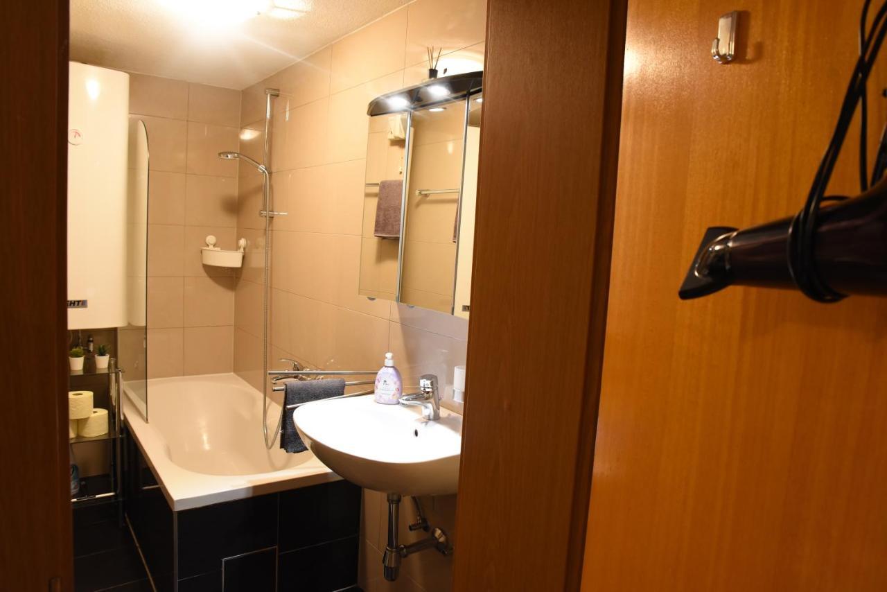 Apartamento 80 M2 Haushaelfte, 3 Zimmer, Parkplaetze, Bis 6 Pers Wängle Exterior foto