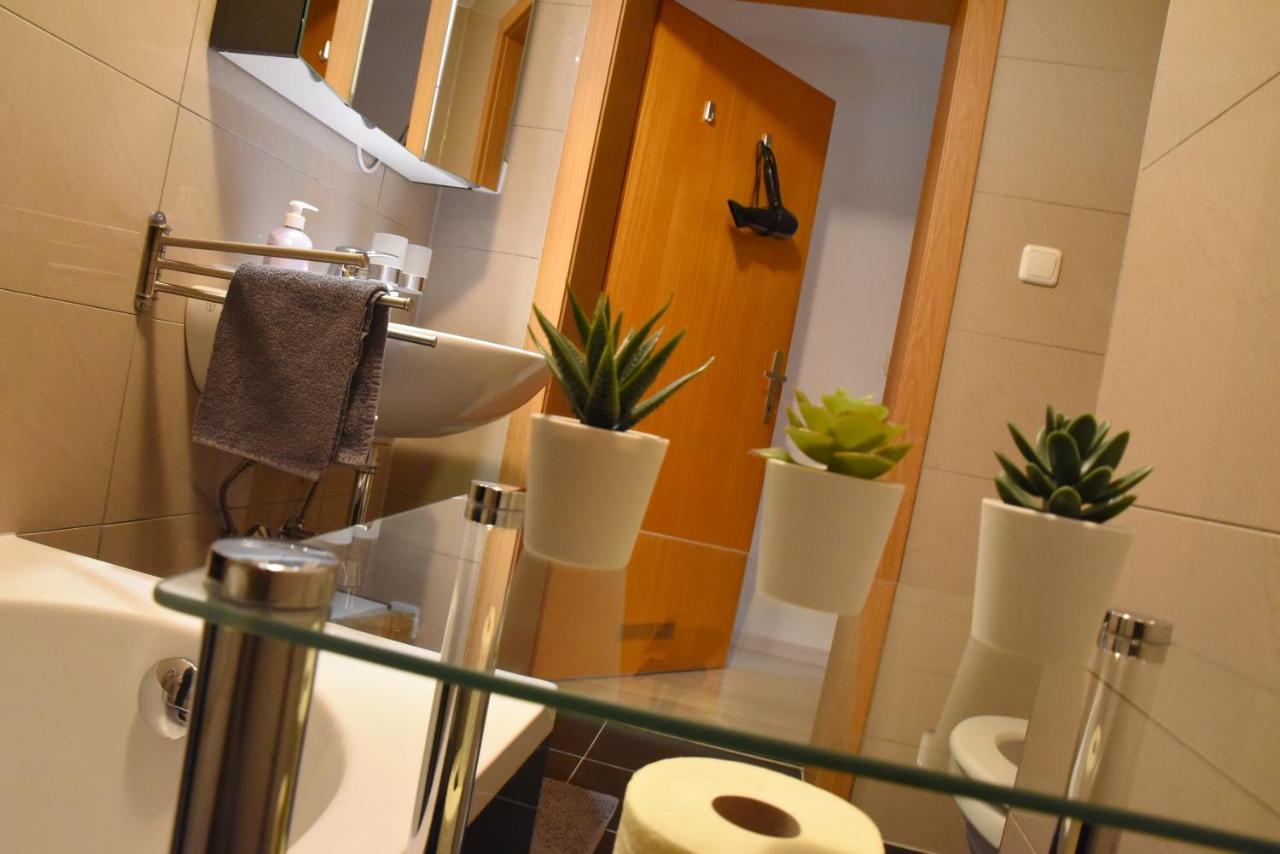Apartamento 80 M2 Haushaelfte, 3 Zimmer, Parkplaetze, Bis 6 Pers Wängle Exterior foto